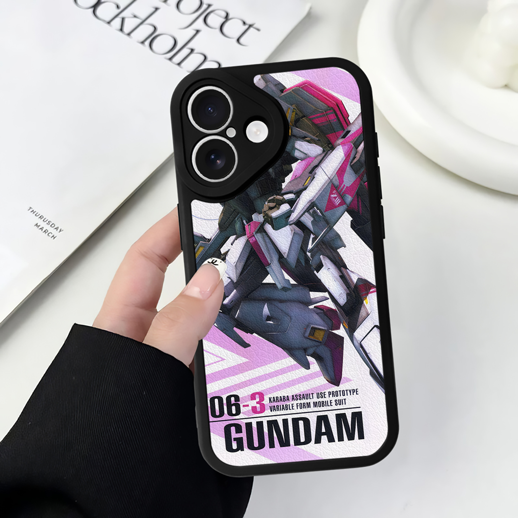 （画像用） 機動戦士ガンダム Mobile Suit Gundam 【iPhone 16シリーズ対応】シリコンスマホケース（レザー調） 材質：シリコン